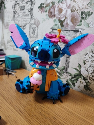 8344247-large-review-sidyachiy-stich-3d.webp